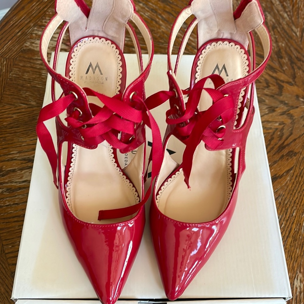 Shoe dazzle red heels